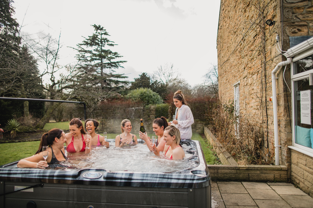 6 person inflatable hot tub